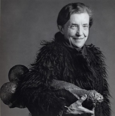Louise Bourgeois y Fillette. Foto de Robert Mappelthorpe (1982)