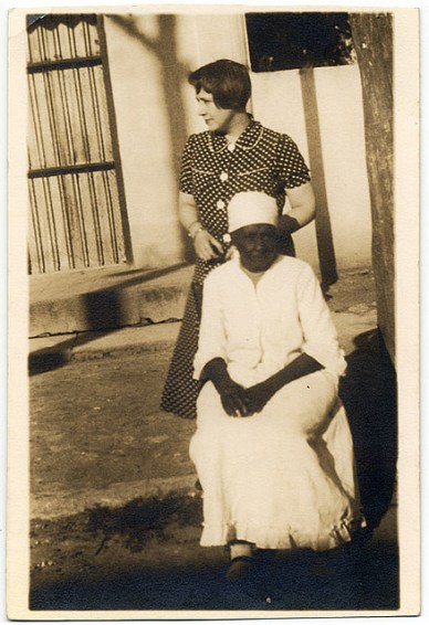 Lydia Cabrera con iyalocha Odedei, en el reparto Pogolotti en Cuba.