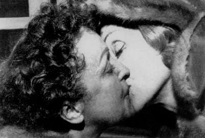 marlene-dietrich-puts-a-liplock-on-edith-piaf-sometime-in-the-50s_
