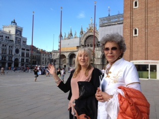 Marcela Rossiter y Milagros Maldonados en la Piazza San Marcos. Foto mía.
