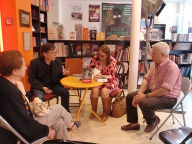 Jean-Max Méjean, crítico de cine de Le Nouvel Obs, Robert Delaroche, editor, y yo. Foto Attys L. Vega Valdés