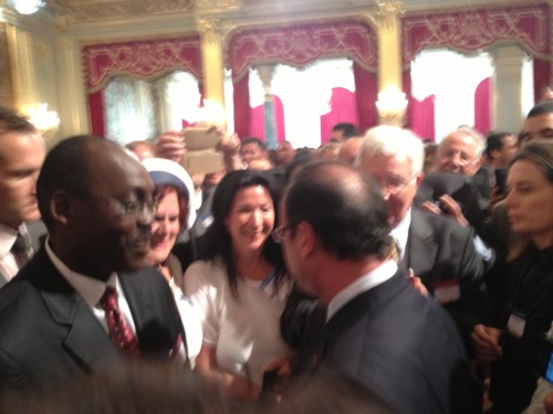 François Hollande saluda a cada uno de los invitados