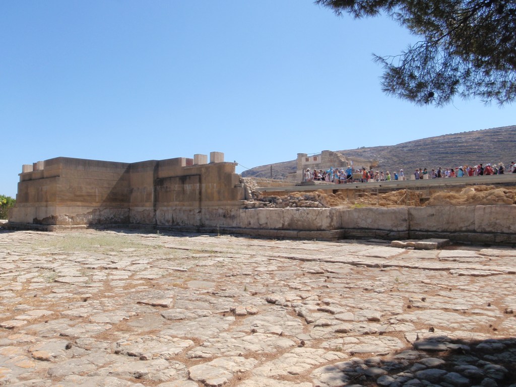 Llegada al Palacio de Knossos, en Creta