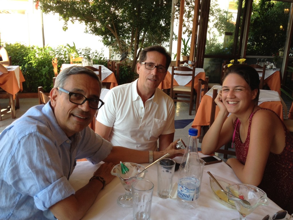 Desayuno en Agia Marina, Chania, Creta, con Tonino, Gilberto y Attys Luna