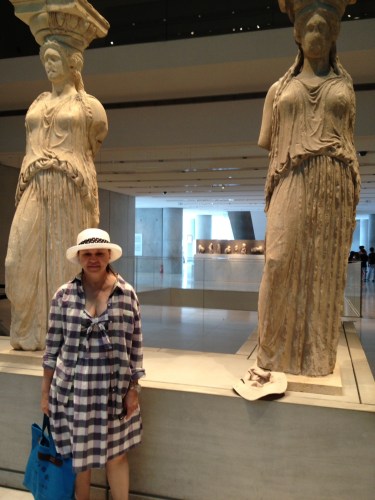 En el Museo de la Acrópolis, con las Cariátides. Foto Attys Luna Vega Valdés