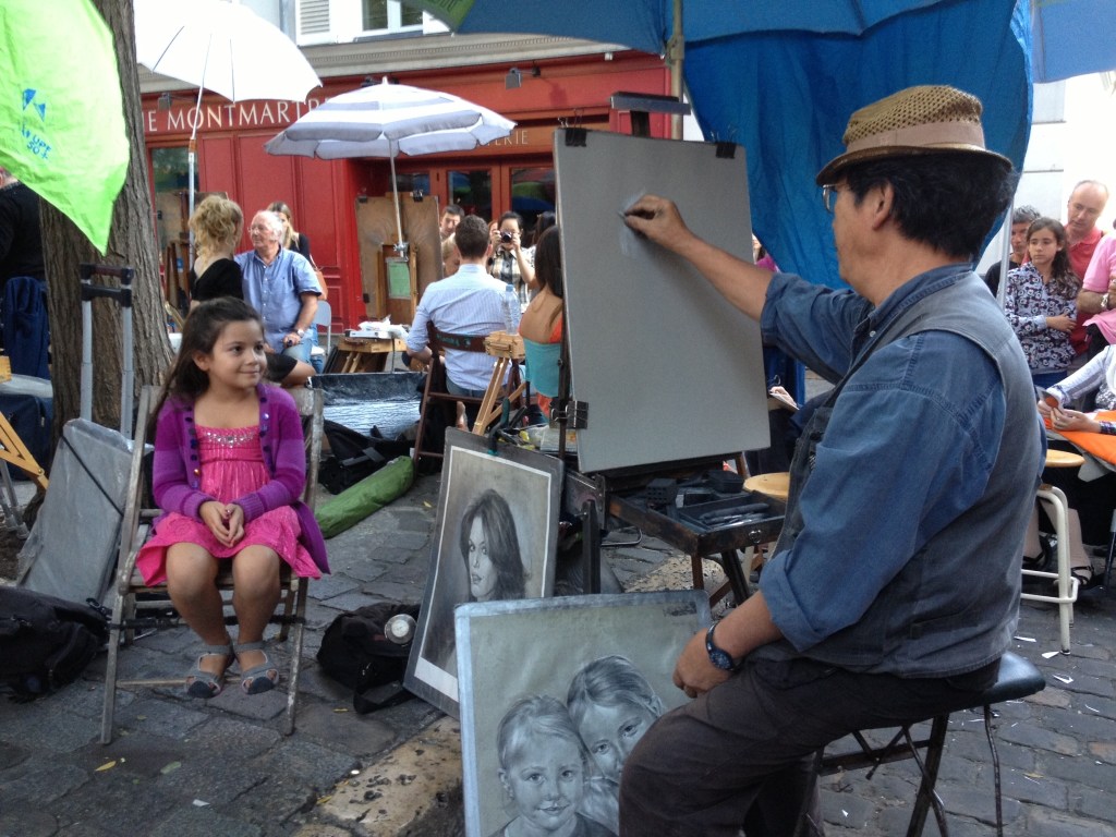 Isabela siendo pintada por un artista de la Place du Tertre, en Montmartre