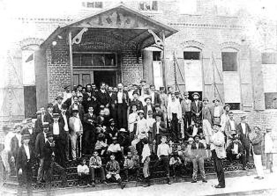 José Martí con trabajadores tabacaleros, en la tabaquería, tras pronunciar un discurso. Ybor City, Tampa, 1893