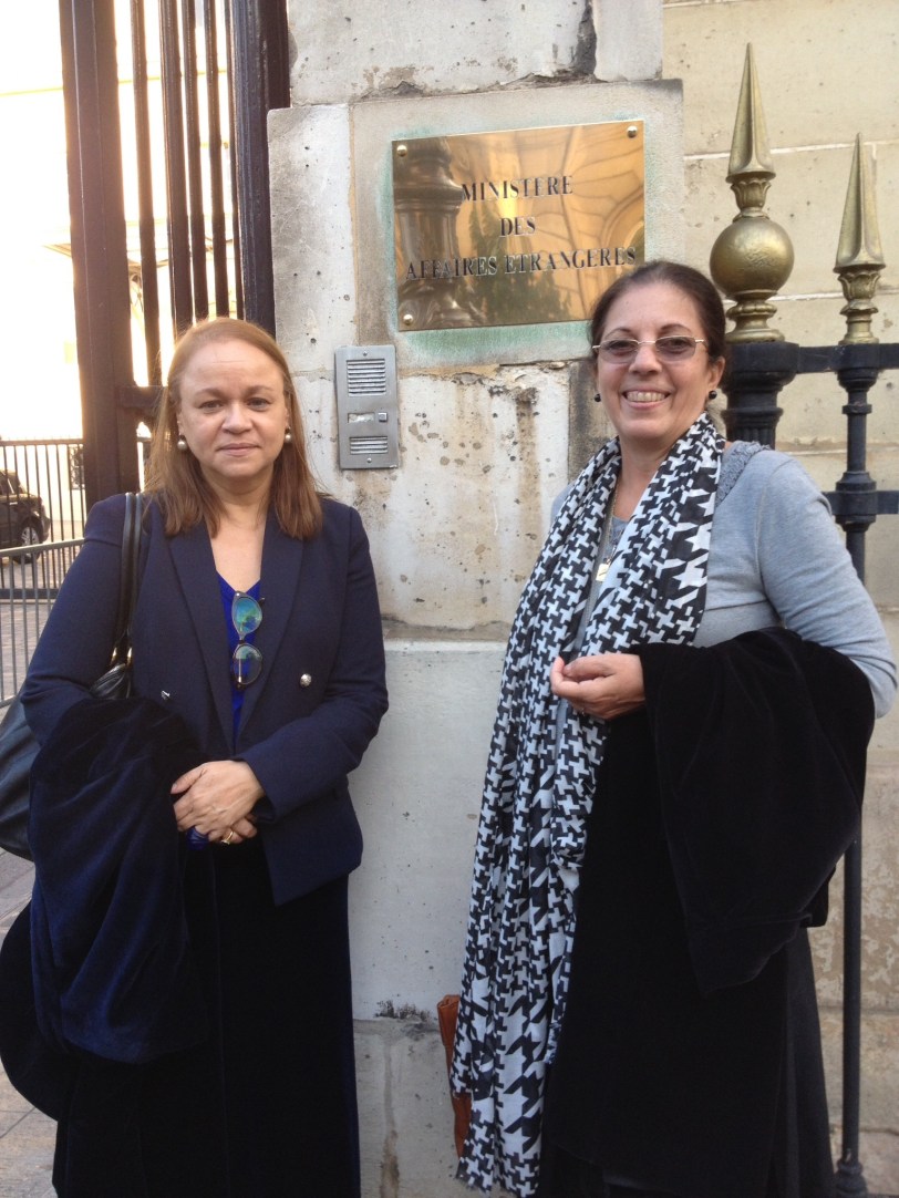 A la salida del Ministerio de Relaciones Exteriores, París, esta tarde, con Ofelia Acevedo.