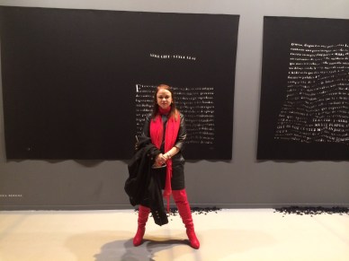 Frente a una obra de Mónica Bengoa, ARCO 2014. Foto Gustavo Valdés