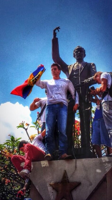 Leopoldo López, antes de ser detenido, se dirige a los venezolanos, amparado por la estatua de José Martí