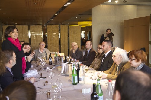 En un almuerzo hoy, junto a Anne Hidalgo y otros escritores, editores y libreros, en el Salón del Libro de París. Foto Ludovic Piron