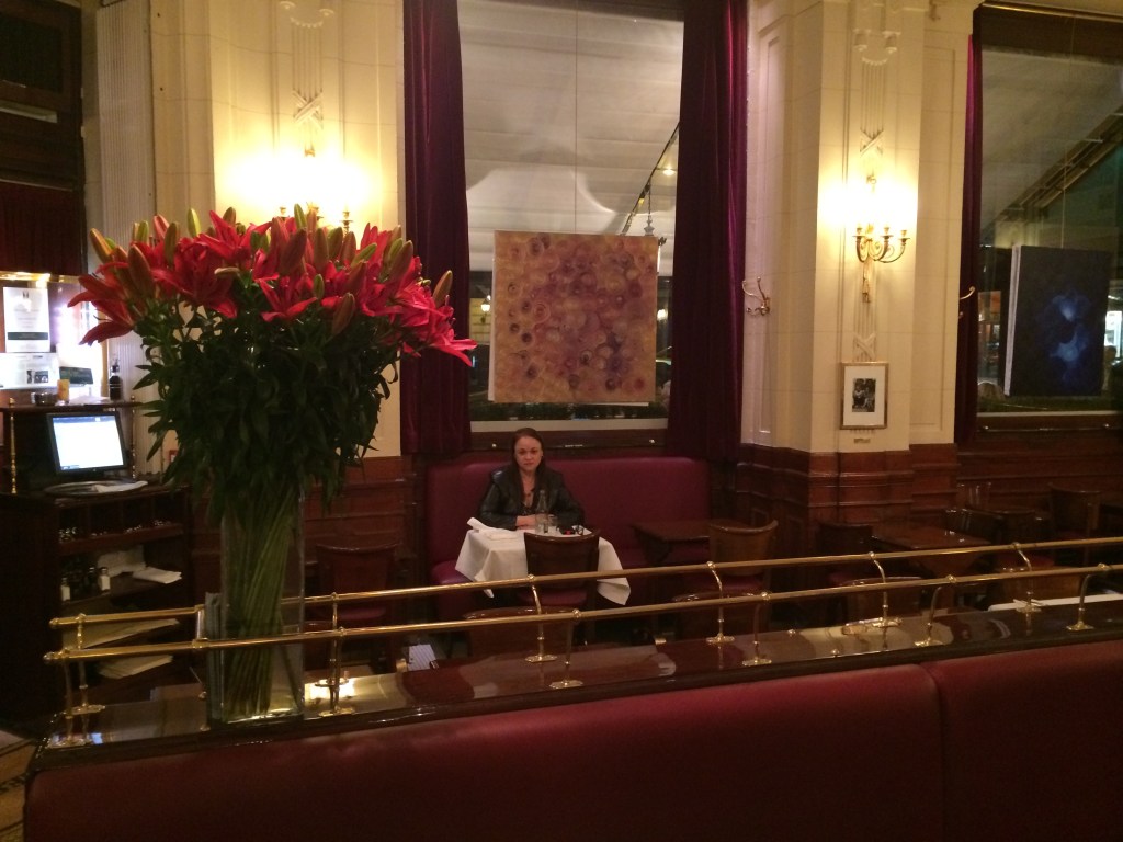 Zoé en el Deux Magots