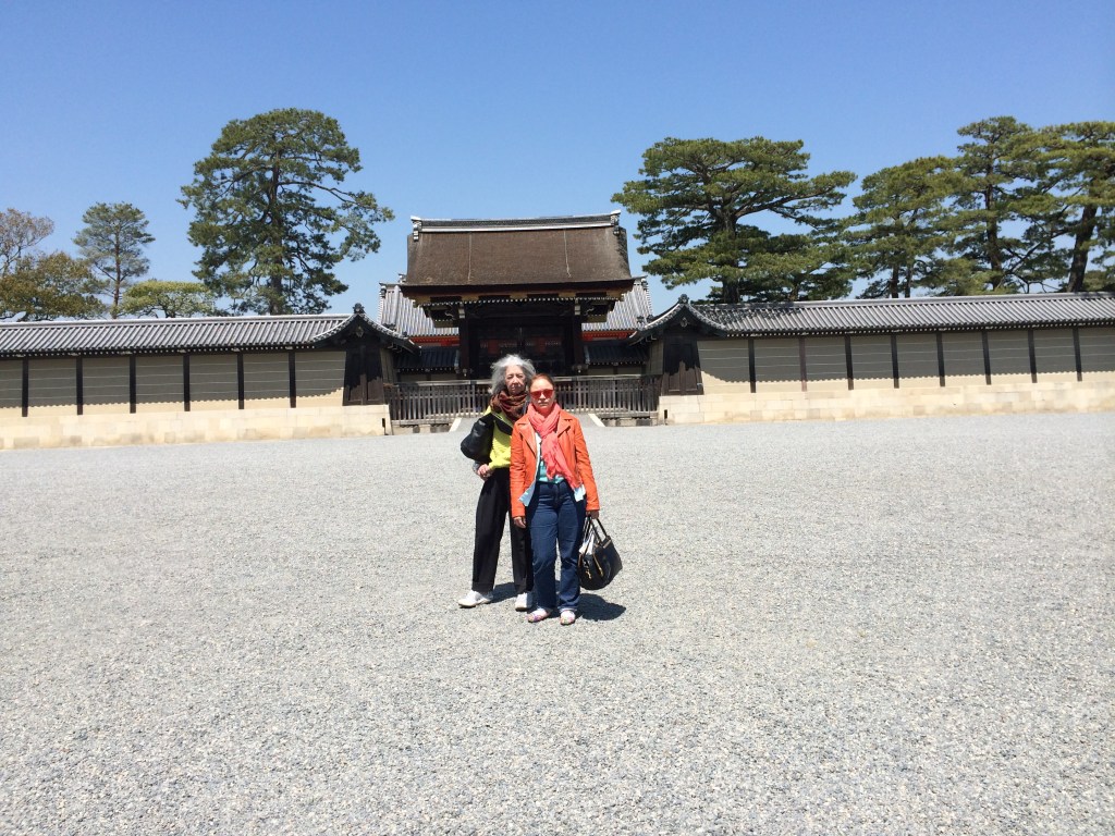 Miriam Gómez y yo en el Palacio Imperial de Kyoto. Foto Attys Luna Vega Valdés