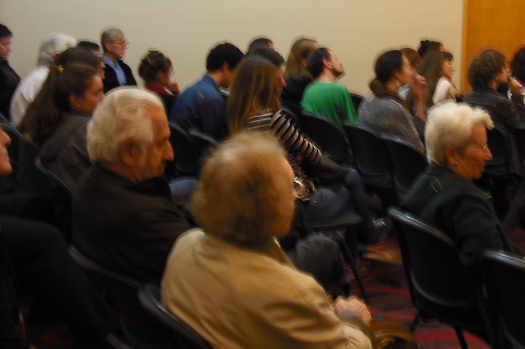 El mismo personaje, el canoso, en la conferencia en la que participé en esta Feria, en la Sala Adolfo Bioy Casares