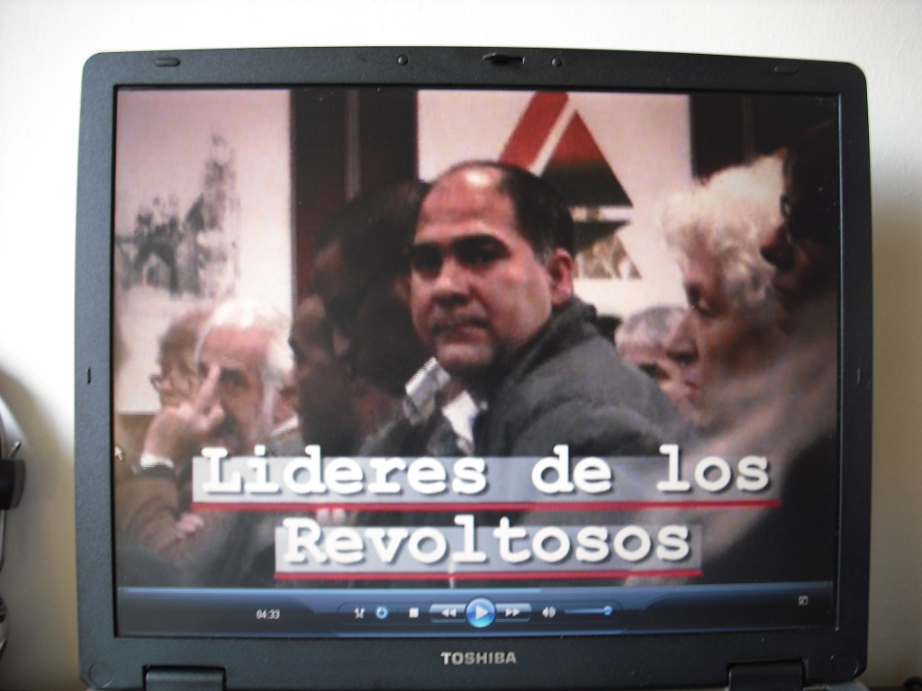 Vean al hombre canoso durante la presentación que recordarán del libro de Hilda Molina