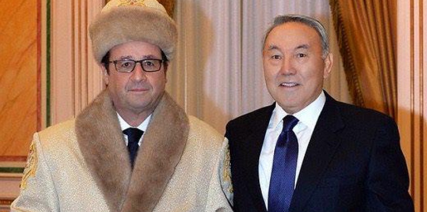 François Hollande a accepté de poser avec la pelisse et la chapka traditionnelles au Kazakhstan
