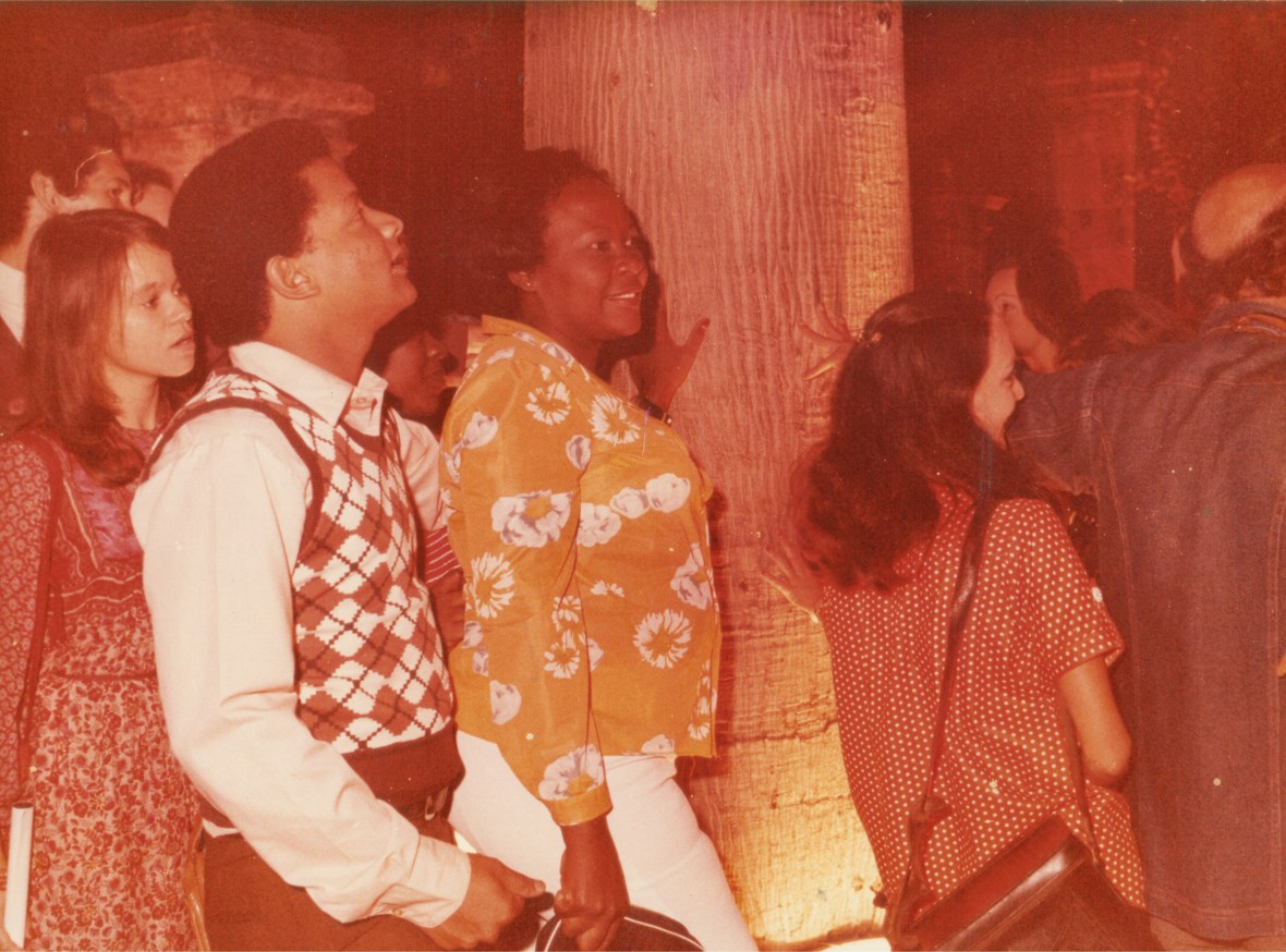 Yo dándole la vuelta a la Ceiba del Templete, años ochenta.