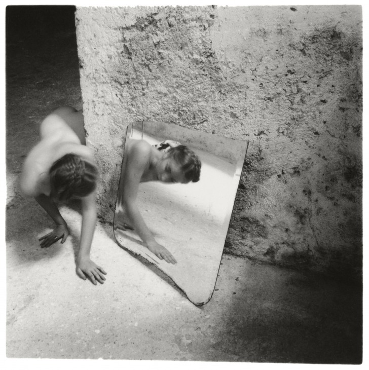 001-Francesca-Woodman-Self-deceit-1-Rome-Italie-1978-©-George-and-Betty-Woodman-728x730
