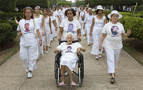 Damas de Blanco con las fallecidas Gloria Amaya y Laura Pollán